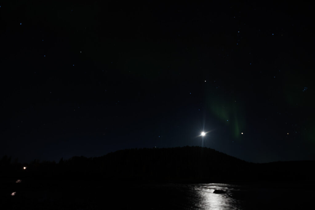 Aufgenommen: 24.09.2024 21:08 | Gerät: Canon EOS R5 | Belichtungszeit: 2/1 s | Blende: f/2.8 | ISO: 1600 | Blitz: nein