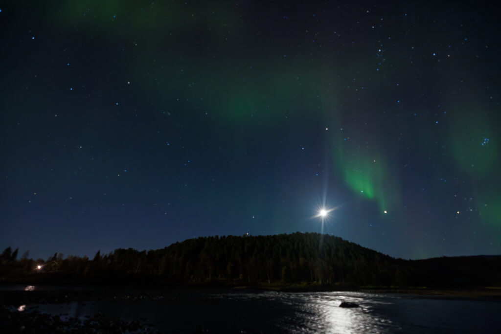Aufgenommen: 24.09.2024 21:08 | Gerät: Canon EOS R5 | Belichtungszeit: 2/1 s | Blende: f/2.8 | ISO: 1600 | Blitz: nein