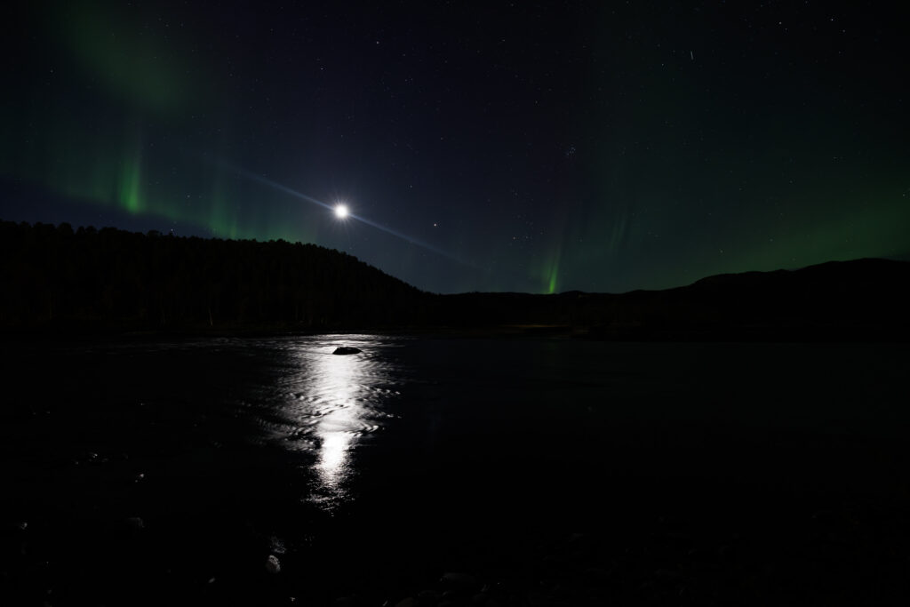 Aufgenommen: 24.09.2024 21:13 | Gerät: Canon EOS R5 | Belichtungszeit: 4/1 s | Blende: f/3.2 | ISO: 1600 | Blitz: nein