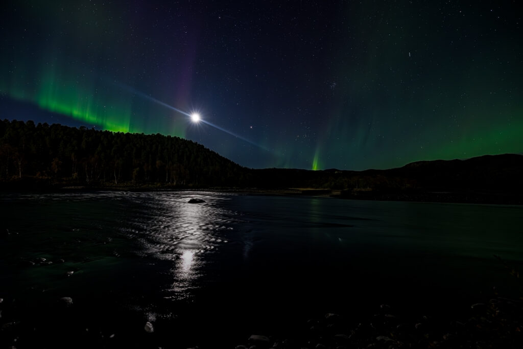 Aufgenommen: 24.09.2024 21:13 | Gerät: Canon EOS R5 | Belichtungszeit: 4/1 s | Blende: f/3.2 | ISO: 1600 | Blitz: nein